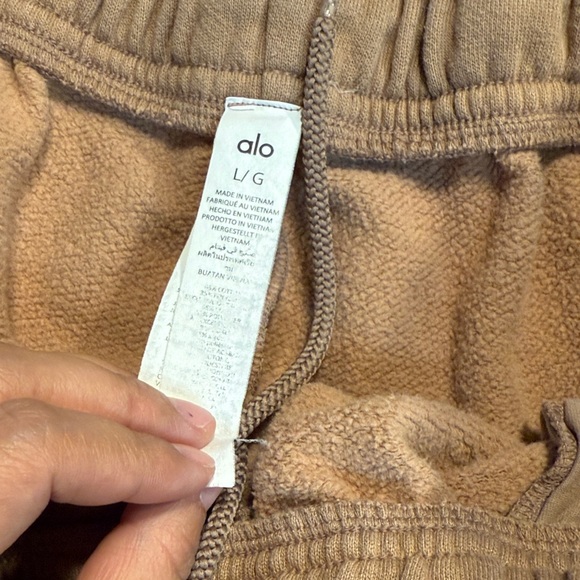 Alo Beige Sweatpants - Picture 4 of 16